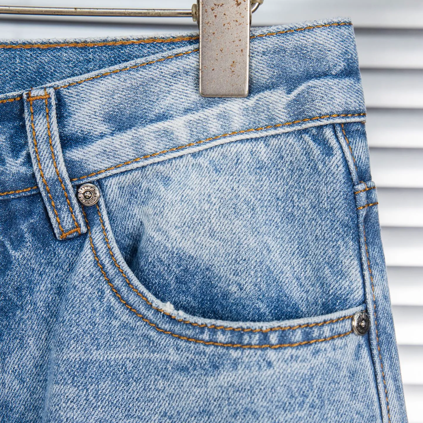 P260 (Higher version, evergreen version) Chrome Hearts 25FW CH blue trousers pink leather cross bamboo jeans. They adopt patchwork elements, mostly in the shape of a cross, with glitter on the leather surface. Unique design, simple and elegant details, exquisite workmanship, neat lines of the entire trousers, and perfect details! It’s also so cool that both men and women can easily control it. It’s a gender-neutral trendy up version. Style number: 1728 Color: blue pants and pink leather Size: 28 30 32 34 36